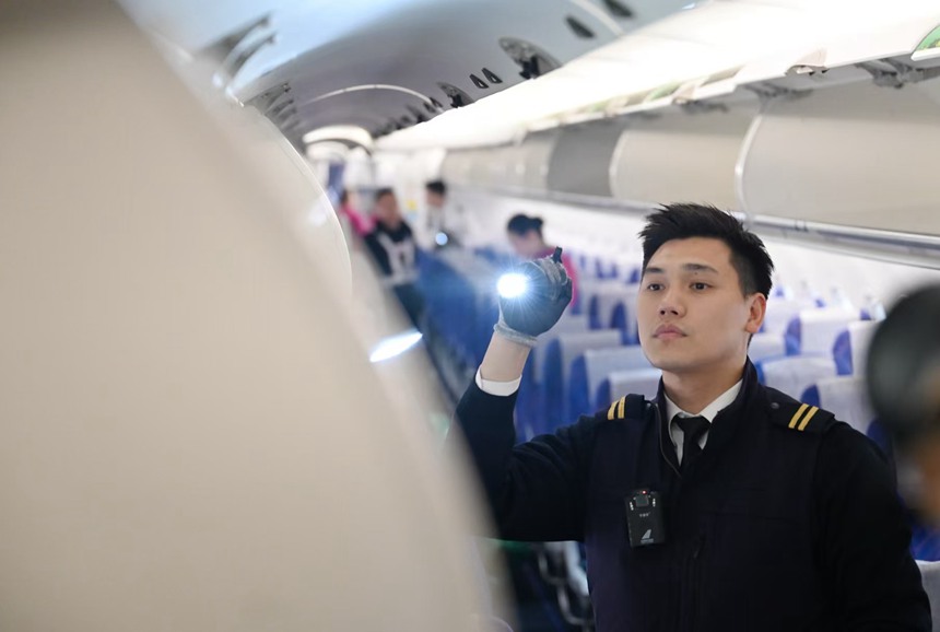 許航開展機艙內(nèi)部安全檢查。鄒樂攝