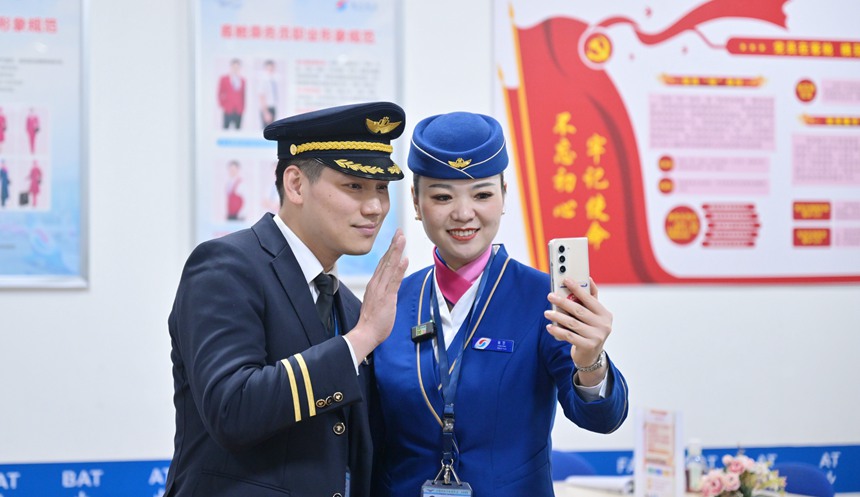 航前準備工作前，許航和楊曌抽空給孩子打視頻電話。鄒樂攝