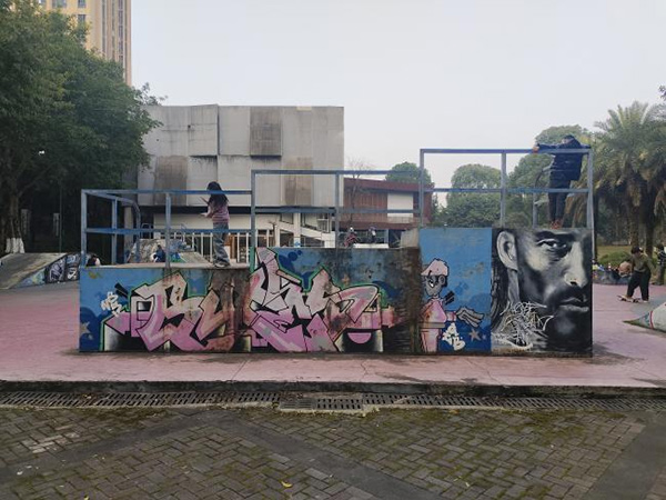 高新區(qū)青年廣場滑板公園內(nèi)彩色墻繪色彩暗淡。重慶高新區(qū)團工委供圖