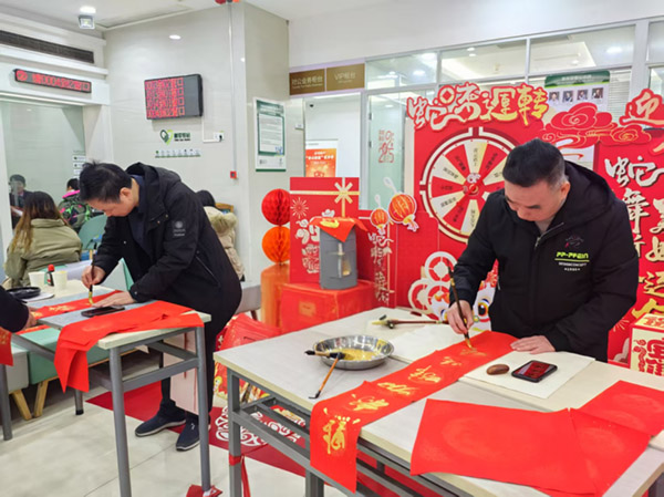 組織“迎新寫(xiě)春聯(lián)”活動(dòng)。郵儲(chǔ)銀行重慶分行供圖