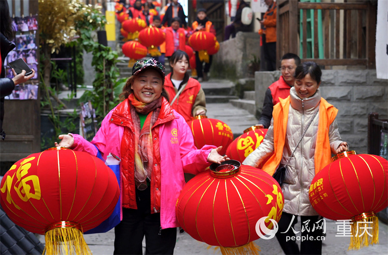 志愿者們在黃葛古道敦厚坡老街掛燈籠。人民網(wǎng)記者 劉祎攝