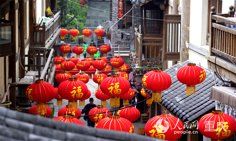 南岸區(qū)黃葛古道，大紅燈籠將古道裝扮一新。人民網(wǎng)記者 劉祎攝