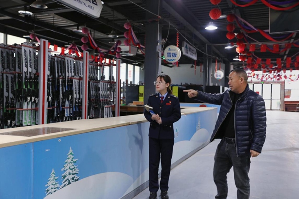 石柱縣稅務人員走訪重慶康旅滑雪旅游開發(fā)有限公司，了解冰雪季活動籌備情況。唐霖銳攝