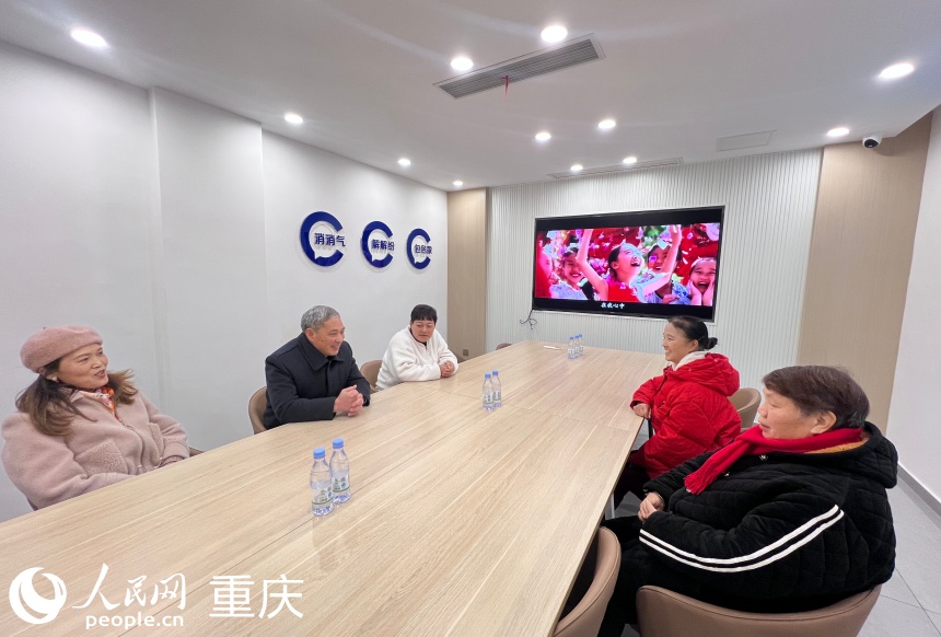 張光理（左二）和基層網(wǎng)格員，與居民志愿者分享調(diào)解經(jīng)驗(yàn)。人民網(wǎng)記者 胡虹攝