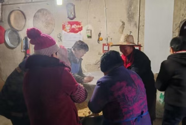 村民一起做糯米圓子。西南大學鄉(xiāng)村振興戰(zhàn)略研究院供圖