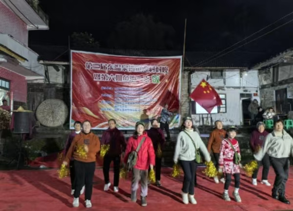 村民舞蹈《大海航行靠舵手》。西南大學鄉(xiāng)村振興戰(zhàn)略研究院供圖