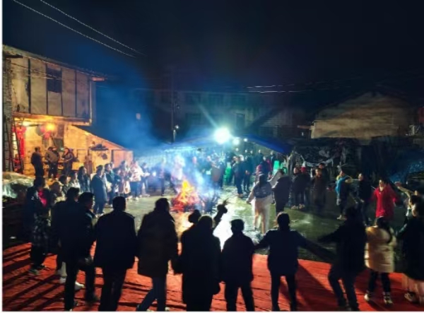 村民一起跳鍋莊舞。西南大學鄉(xiāng)村振興戰(zhàn)略研究院供圖