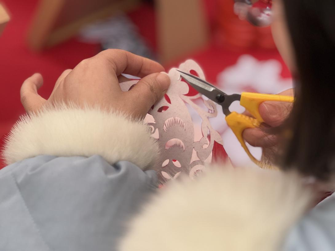 趙俊進(jìn)行剪紙創(chuàng)作。黃亞輝攝