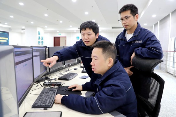 程政（左一）和同事開展電力數(shù)據(jù)監(jiān)測。國網(wǎng)永川供電公司供圖