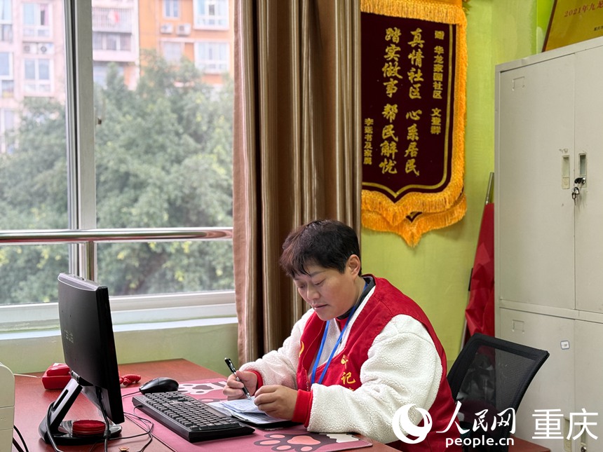 文登群在辦公室的電腦桌前摘抄信息。人民網(wǎng)記者 胡虹攝