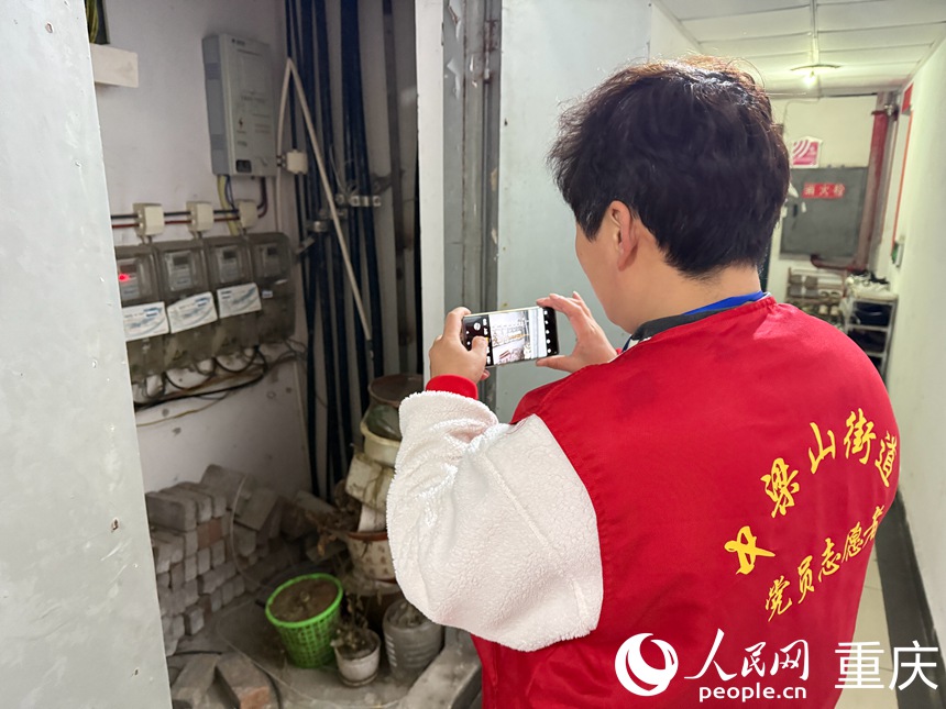 巡查過(guò)程中文登群會(huì)拍下需要整改的問(wèn)題。人民網(wǎng)記者 胡虹攝