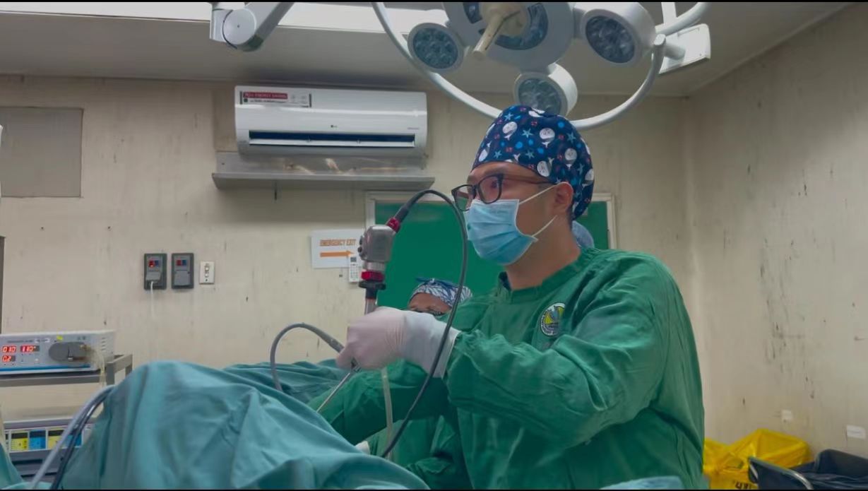 劉煜在為患者手術(shù)。受訪者供圖