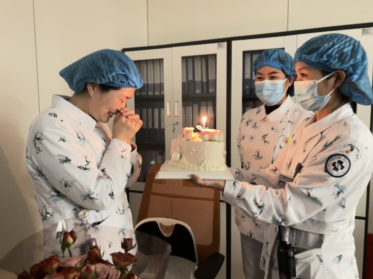 值班同事為馬曉麗（左一）送上生日祝福。受訪者供圖
