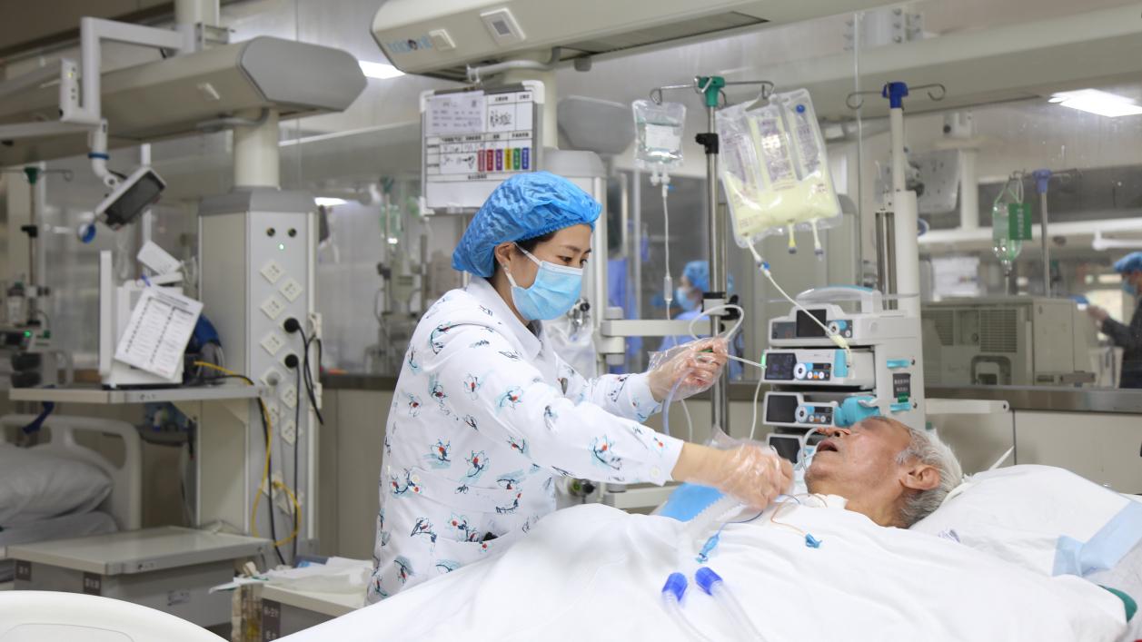 馬曉麗（右）投入到忙碌的工作中。受訪者供圖