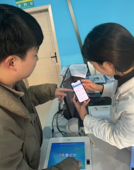 醫(yī)護人員指導(dǎo)患者操作。重慶農(nóng)商行供圖