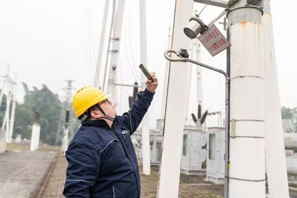 張亮對(duì)設(shè)備銘牌進(jìn)行記錄。國(guó)網(wǎng)重慶永川供電公司供圖