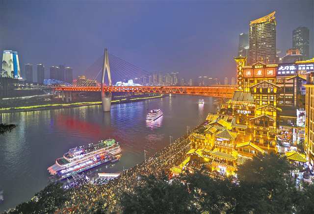 2月1日，洪崖洞景區(qū)燈火輝煌，大量游客在此游覽打卡。記者 尹詩語 攝/視覺重慶