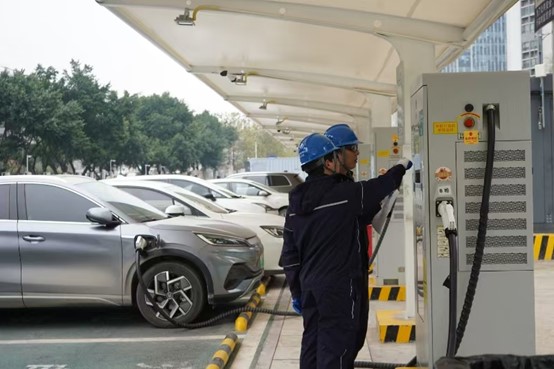 國(guó)網(wǎng)重慶電動(dòng)汽車公司運(yùn)維人員在渝北魯能星城超級(jí)充電站巡檢充電設(shè)施。黃林茜攝