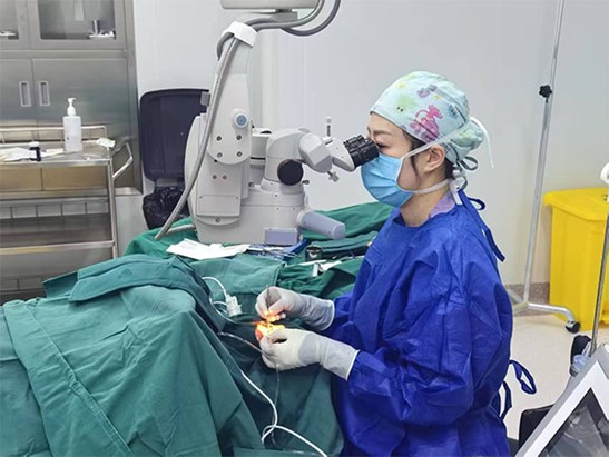 手術現(xiàn)場。重慶南坪愛爾眼科醫(yī)院供圖