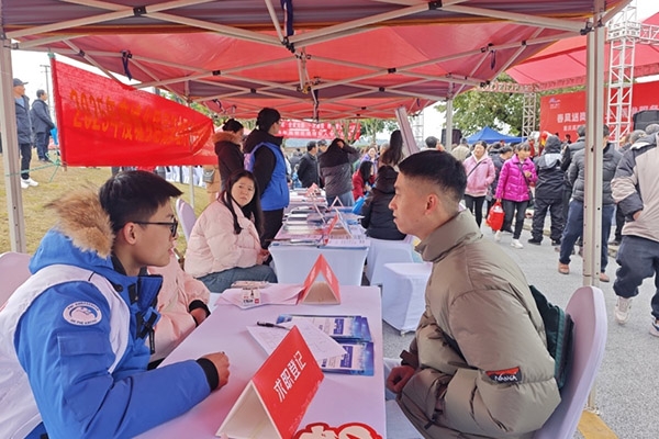 招聘活動(dòng)現(xiàn)場(chǎng)。重慶高新區(qū)政務(wù)服務(wù)和社會(huì)事務(wù)中心供圖