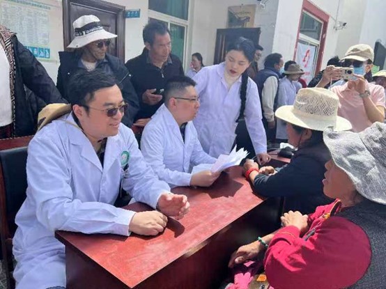 重慶援藏醫(yī)療隊在昌都進行義診。受訪者供圖