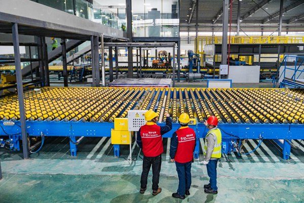 電力人員對玻璃生產(chǎn)線進行安全檢查。國網(wǎng)永川供電公司供圖