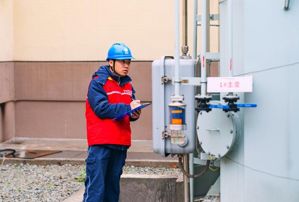 電力人員記錄35千伏客戶專用變電站運行情況。國網(wǎng)永川供電公司供圖