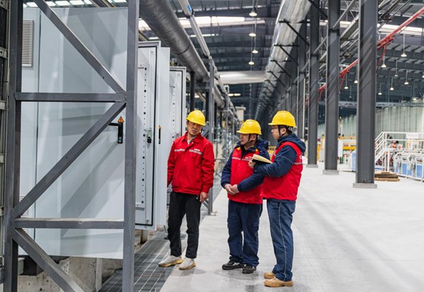 電力人員對陶瓷生產(chǎn)線進行安全檢查。國網(wǎng)永川供電公司供圖