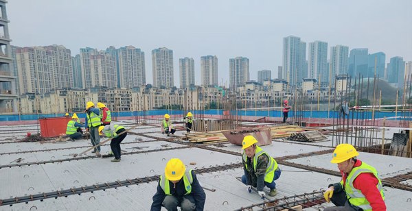 重慶交通開投鐵路集團(tuán)九曲河停車場(chǎng)一體化項(xiàng)目控制中心1#樓班組已陸續(xù)就位，一鼓作氣開新局，鉚足干勁齊建設(shè)。重慶交通開投集團(tuán)供圖