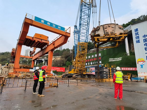 城軌快線27號(hào)線長(zhǎng)江隧道施工現(xiàn)場(chǎng)，工人加緊組裝盾構(gòu)機(jī)。重慶交通開投集團(tuán)供圖