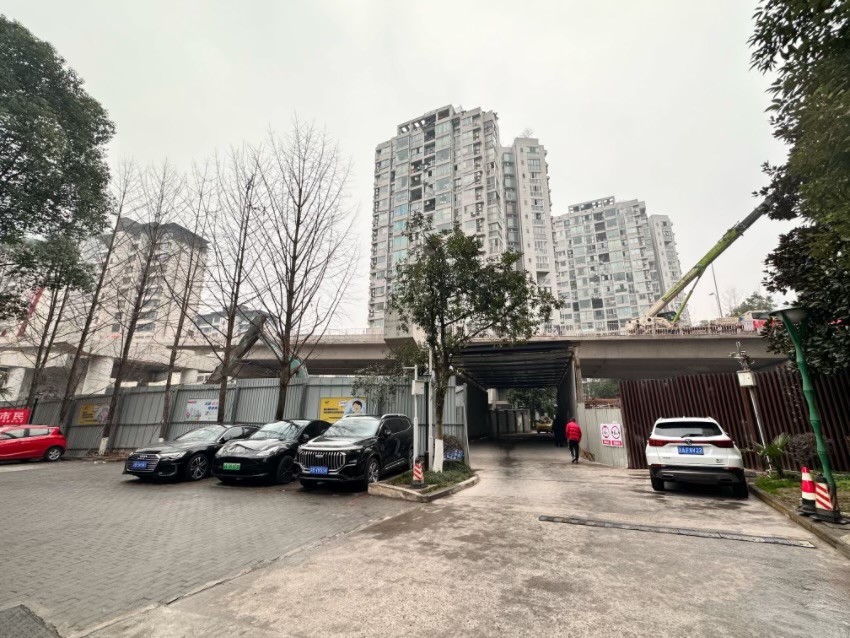 果塘路站位于青河苑小區(qū)中庭內(nèi)部道路下方，車(chē)站規(guī)劃的3個(gè)出入口建筑體將永久占用小區(qū)用地。周小平攝