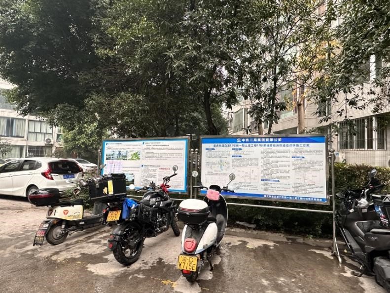 小區(qū)公示欄張貼著果塘路站信息及施工道路導(dǎo)改方案公告。周小平攝