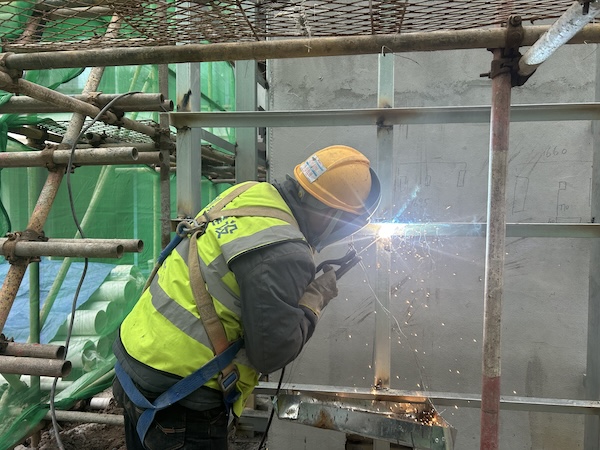 劉國榮正在進行焊接工作。唐鑫攝