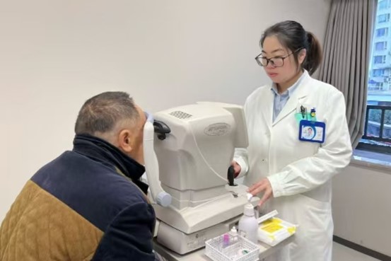 醫(yī)生為患者檢查眼部情況。重慶普瑞眼科醫(yī)院供圖