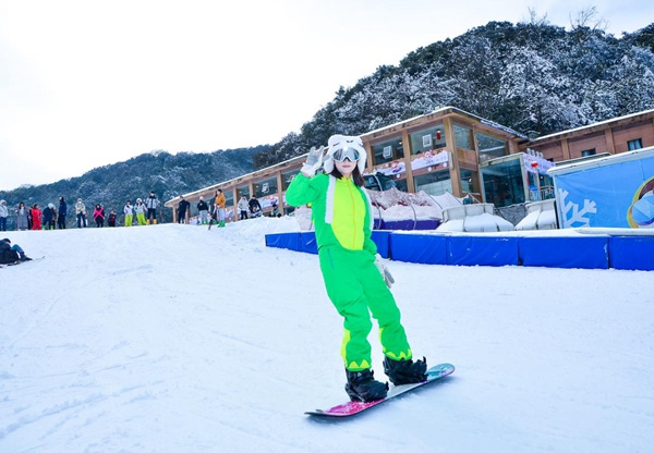 游客在滑雪場(chǎng)享受速度與激情。景區(qū)供圖