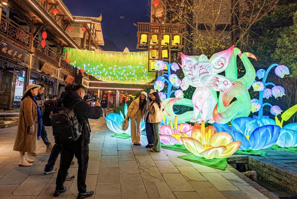 金佛山天星小鎮(zhèn)燈會(huì)。景區(qū)供圖