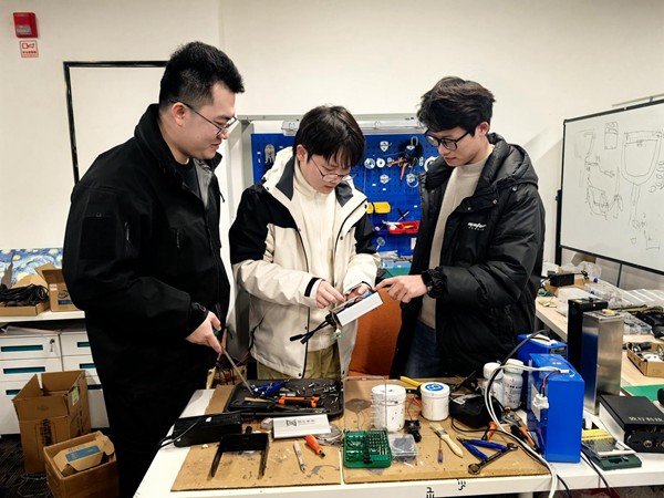 致行未來(lái)科技團(tuán)隊(duì)正在討論技術(shù)問(wèn)題?？萍既?qǐng)?bào)記者 雍黎 攝