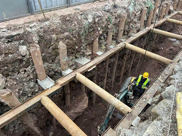 紅錦大道（五洲酒店）管網(wǎng)建設(shè)現(xiàn)場(chǎng)。中交建筑集團(tuán)重慶建設(shè)有限公司供圖