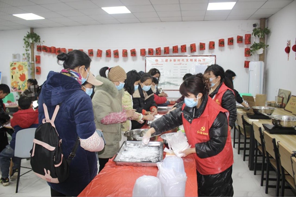 村民們在現(xiàn)場做元宵。程奕茹攝