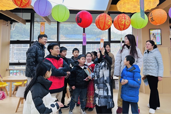 猜燈謎活動現(xiàn)場。程奕茹攝