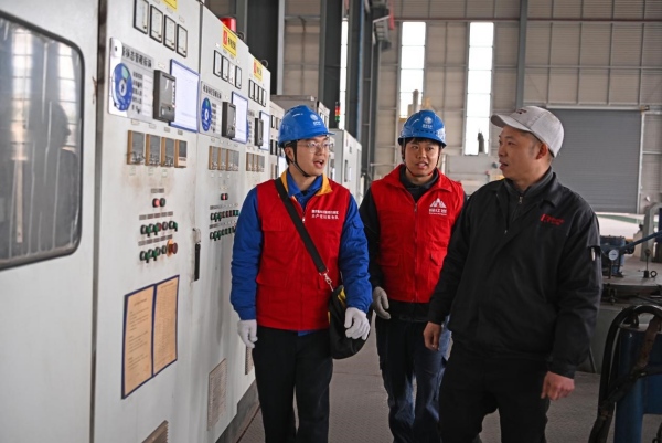 2月12日，川渝兩地供電公司組織共產(chǎn)黨員服務(wù)隊(duì)對高竹新區(qū)內(nèi)重點(diǎn)企業(yè)進(jìn)行聯(lián)合巡檢，確保企業(yè)用電穩(wěn)定。向江微攝