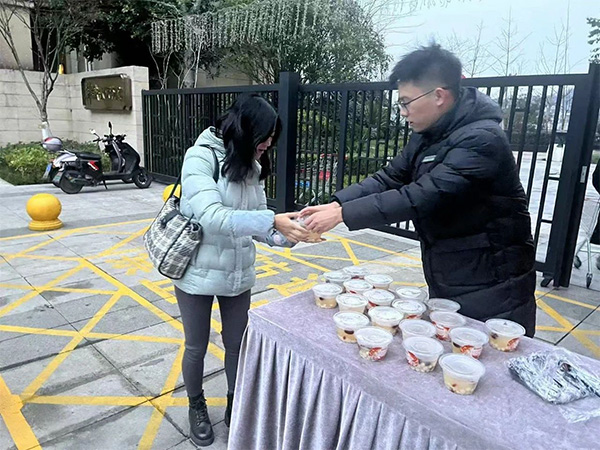 物業(yè)熬煮湯圓送給業(yè)主。華僑城物業(yè)重慶分公司供圖