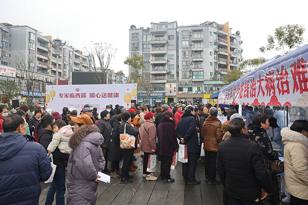 義診現(xiàn)場(chǎng)。重慶西區(qū)醫(yī)院供圖
