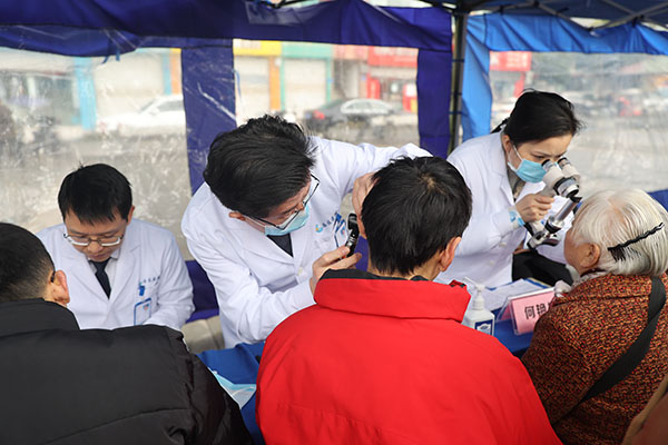 義診現(xiàn)場(chǎng)。重慶西區(qū)醫(yī)院供圖