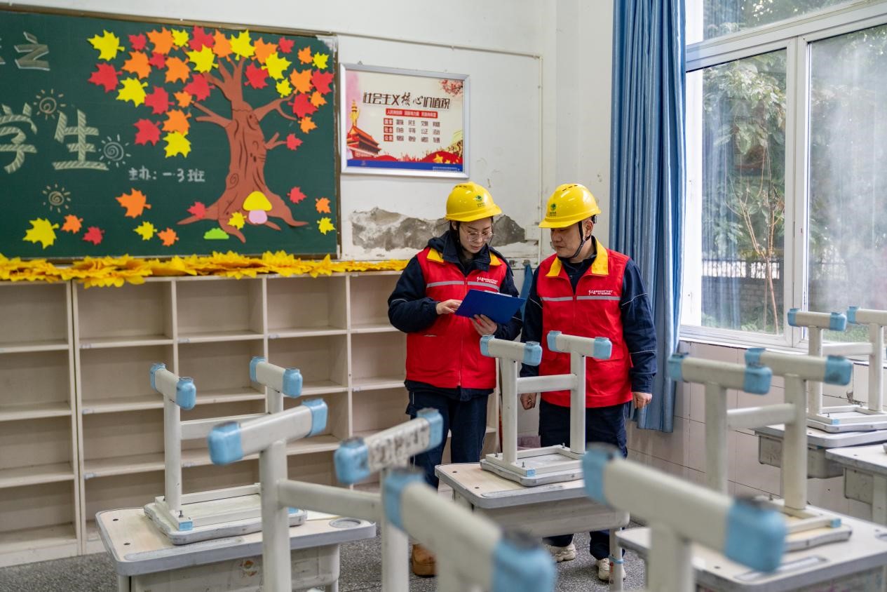 水電聯(lián)合安全檢查大足區(qū)雙路第二小學(xué)。國網(wǎng)重慶永川供電公司供圖