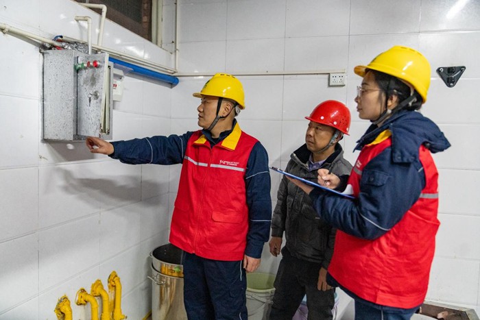 聯(lián)合小組對學(xué)校食堂開展安全檢查。國網(wǎng)重慶永川供電公司供圖