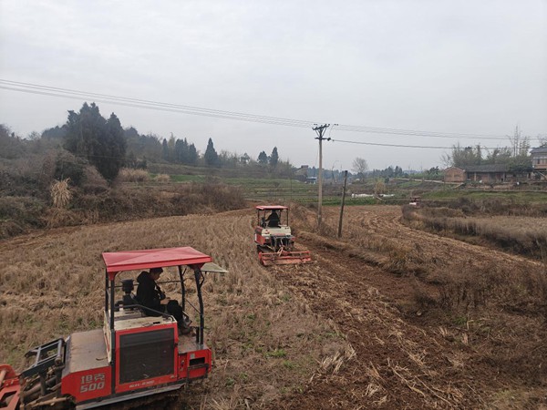 旋耕作業(yè)。重慶智慧農(nóng)服集團(tuán)供圖