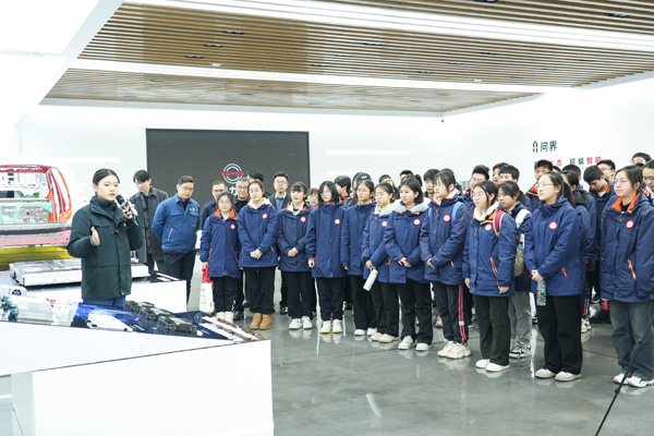 講解生產(chǎn)流程。重慶市第一實驗中學供圖