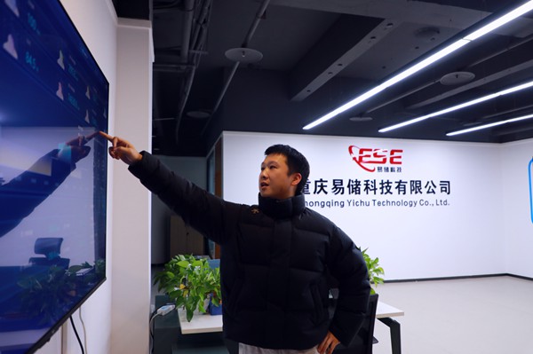 宋連為客戶介紹集裝箱式儲能遠程控制、錯峰調(diào)配。兩江協(xié)同創(chuàng)新區(qū)供圖