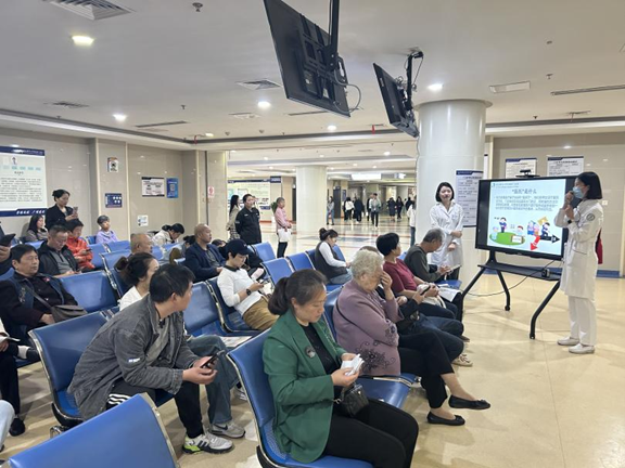 掛號候診區(qū)現(xiàn)場科普。重慶醫(yī)科大學(xué)附屬第三醫(yī)院（方大醫(yī)院）供圖
